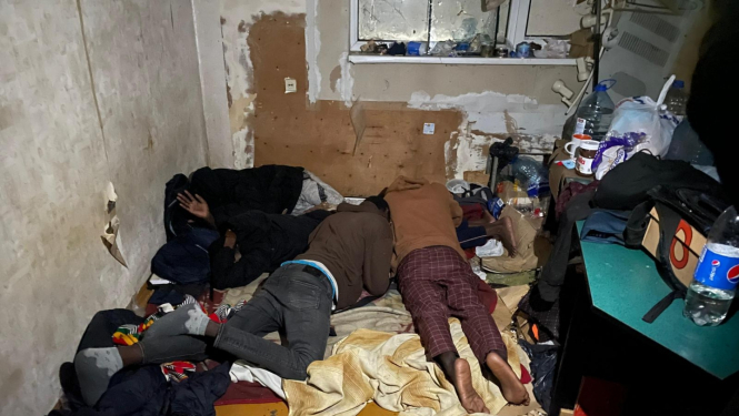 FOTO: Nelegālie migranti kādā mājā Latvijā