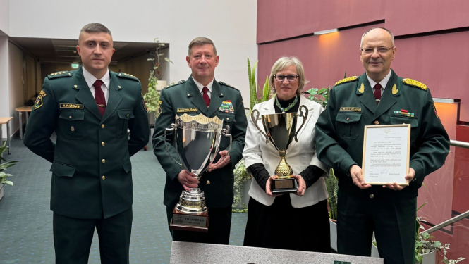 FOTO: VRS vadība ar kausu