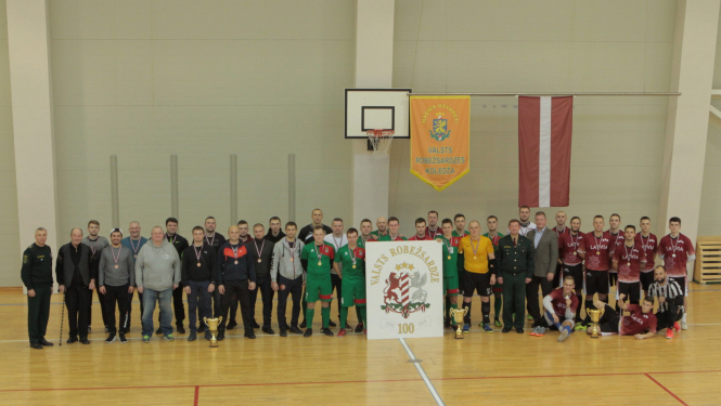 FOTO: Iekšlietu ministrijas čempionāta sacensībU futbolā dalībnieku kopbilde