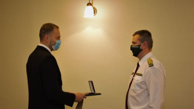 FOTO: IeM ministrs pasniedz VRS priekšniekam apbalvojumu