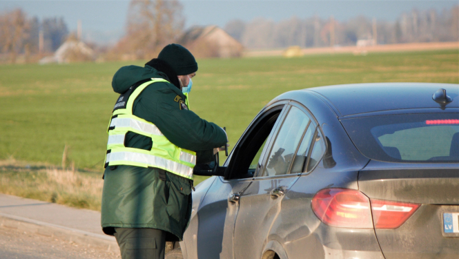 FOTO: Robežsargs pilda dienesta pienākumus