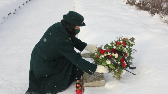 FOTO: Robežsargs liek ziedus pie Bolšteina kapa
