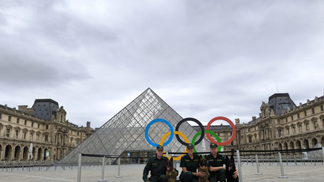 FOTO: Kinologi ar dienesta suņiem Parīzē