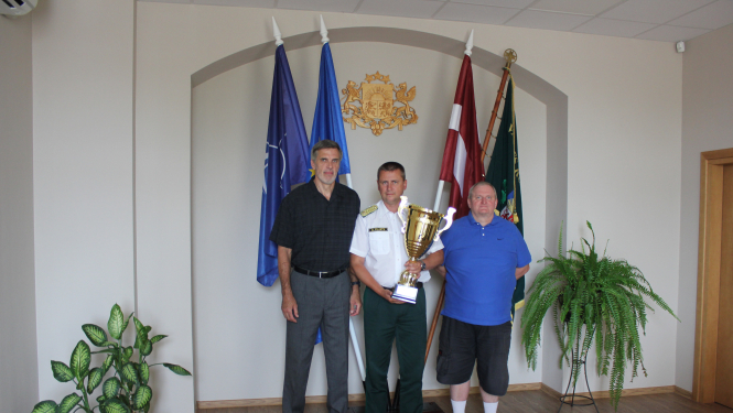 FOTO: Valsts robežsardzes priekšnieks ģenerālis Guntis Pujāts, Iekšlietu ministrijas volejbola izlases komandas "RTU/Robežsardze" galvenais treneri Raimonds Vilde un Iekšlietu ministrijas sporta instruktors Ainars Cīrulis kopbildē