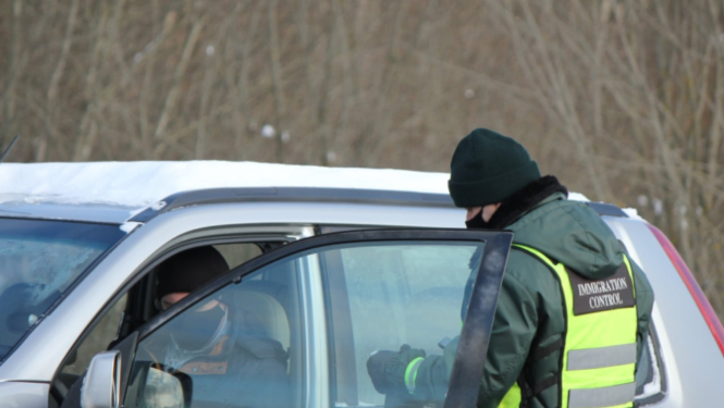 FOTO: Robežsargs veic imigrācijas kontroli