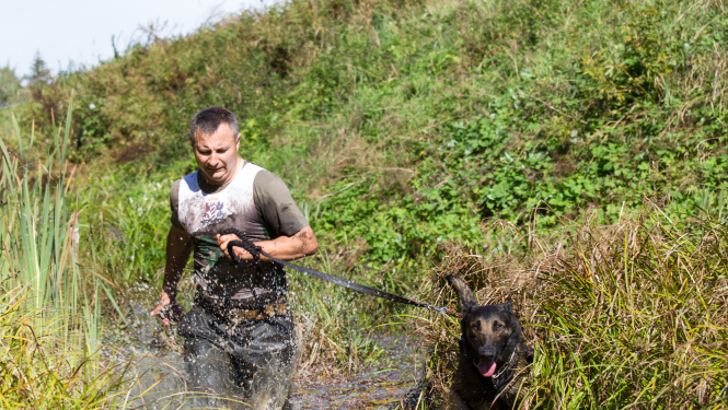 FOTO:  Robežsargs ar suni piedalās Starptautiskās kinologu biatlona sacensībās