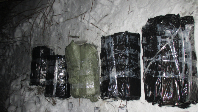 Foto: Kontrabandas cigaretes saiņos