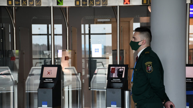 FOTO: Robežsargs lidostā