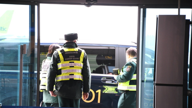 FOTO: Robežsargu mugura ar uzrakstu robežsardze