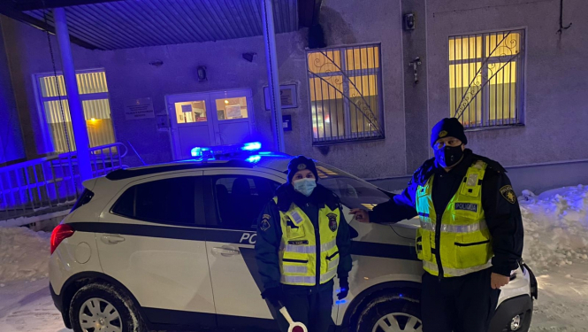 FOTO: Robežsargs un policists mājsēdes kontrolē