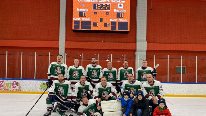 FOTO: Hokeja dalībnieku kopbilde