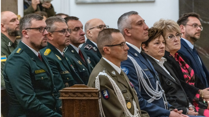 FOTO: Svinību dalībnieki