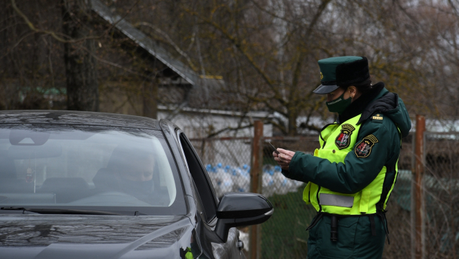 FOTO: Robežsargi veic imigrācijas kontroli