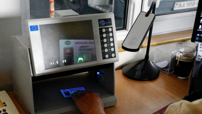 Robežsargi aiztur divas personas ar viltotiem dokumentiem