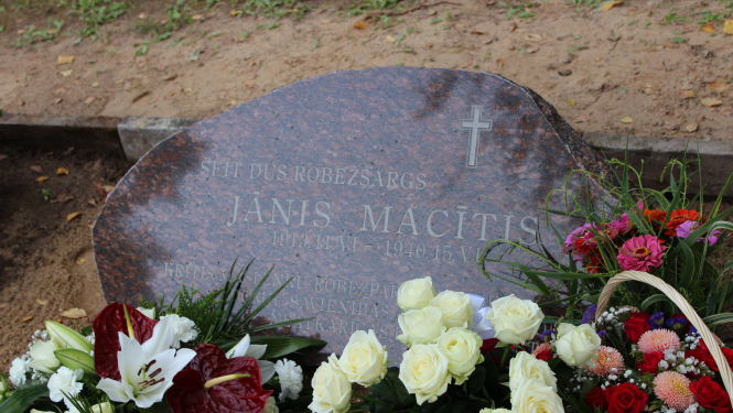 FOTO: Piemiņas pasākums Elku kapos