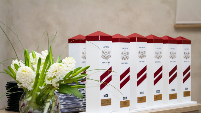 FOTO: robežstabi uz svētku galda