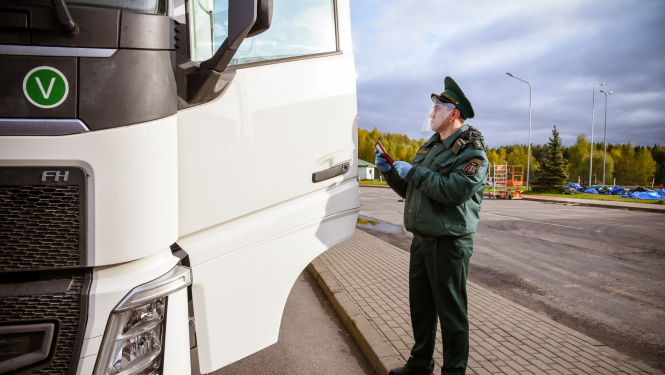 FOTO: Robežsargs pārbauda kravas šofera dokumentus