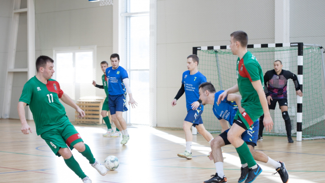 FOTO: Robežsargi spēlē futbolu