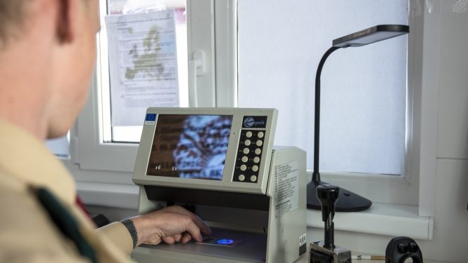 Par viltotu dokumentu izmantošanu sodītas divas personas