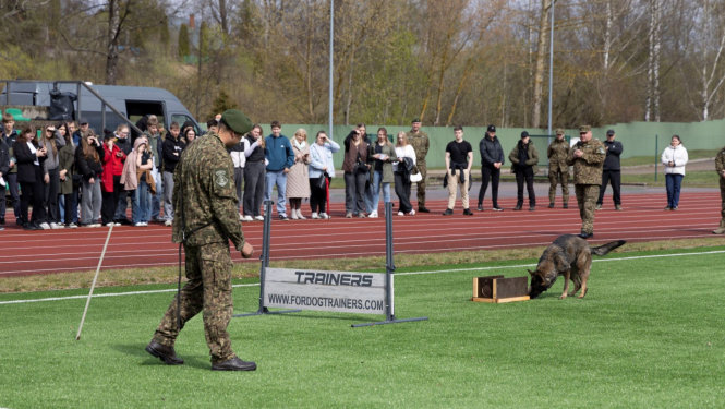 FOTO: Kinologs ar suni