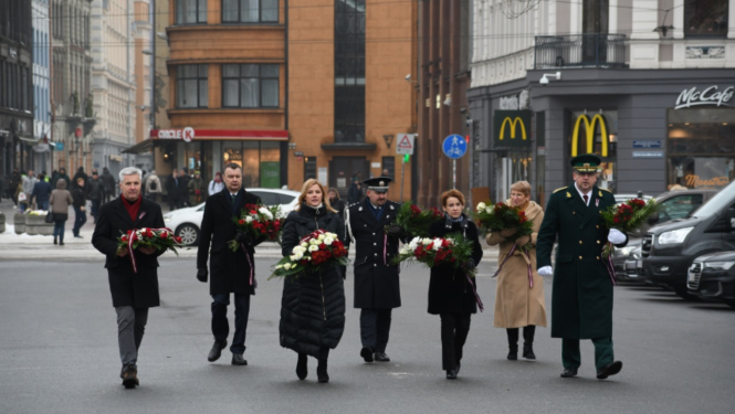 FOTO: VRS atjaunošanai veltītā ziedu nolikšanas ceremonija