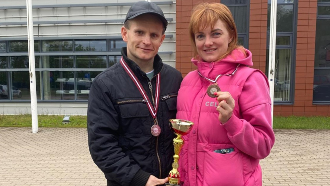 FOTO: Robežsargi pēc peldēšanas sacensībām ar medaļām