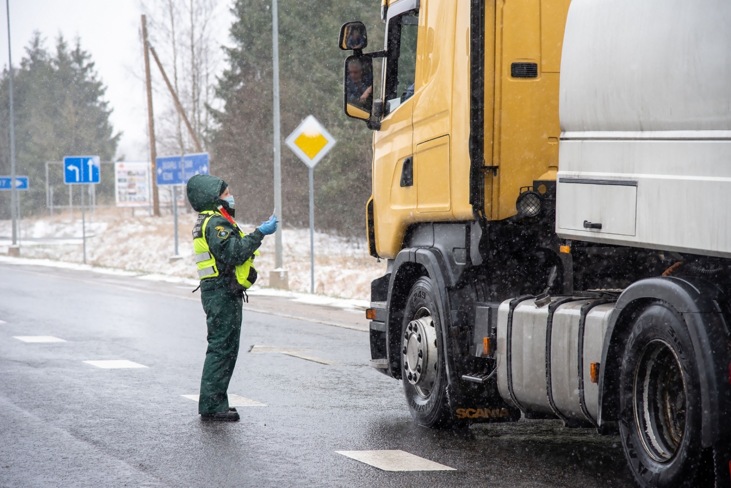 FOTO: Robežsargs pārbauda kravas auto šofera dokumentus