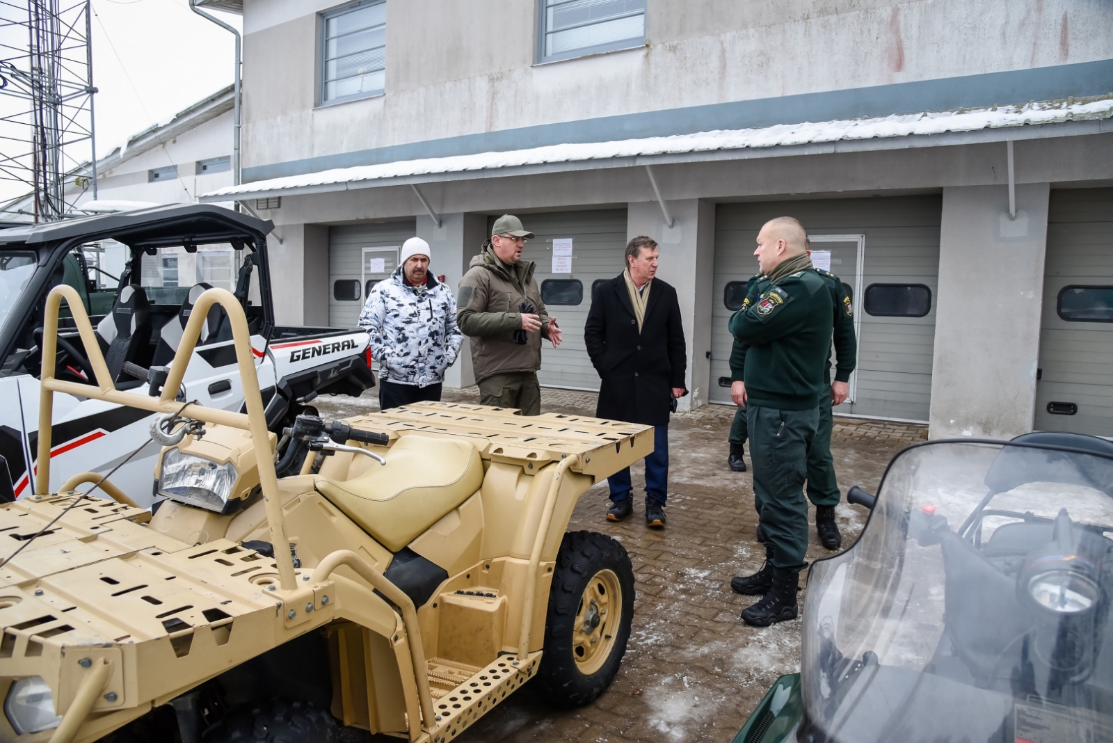 Valsts robežsardzes priekšnieks kopā ar Iekšlietu ministru apmeklē valsts robežu