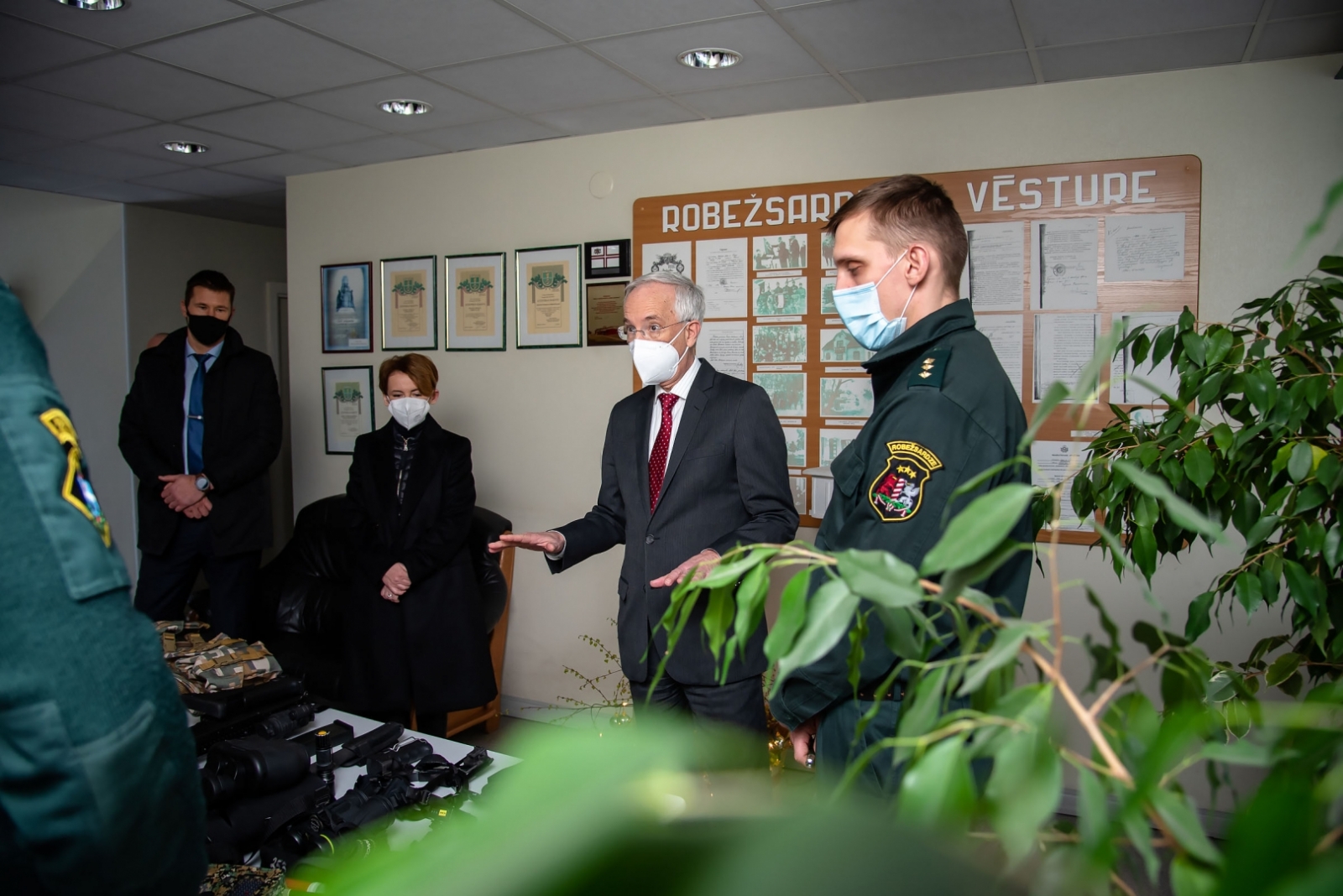 FOTO: ASV vēstnieks Latvijā uz robežas