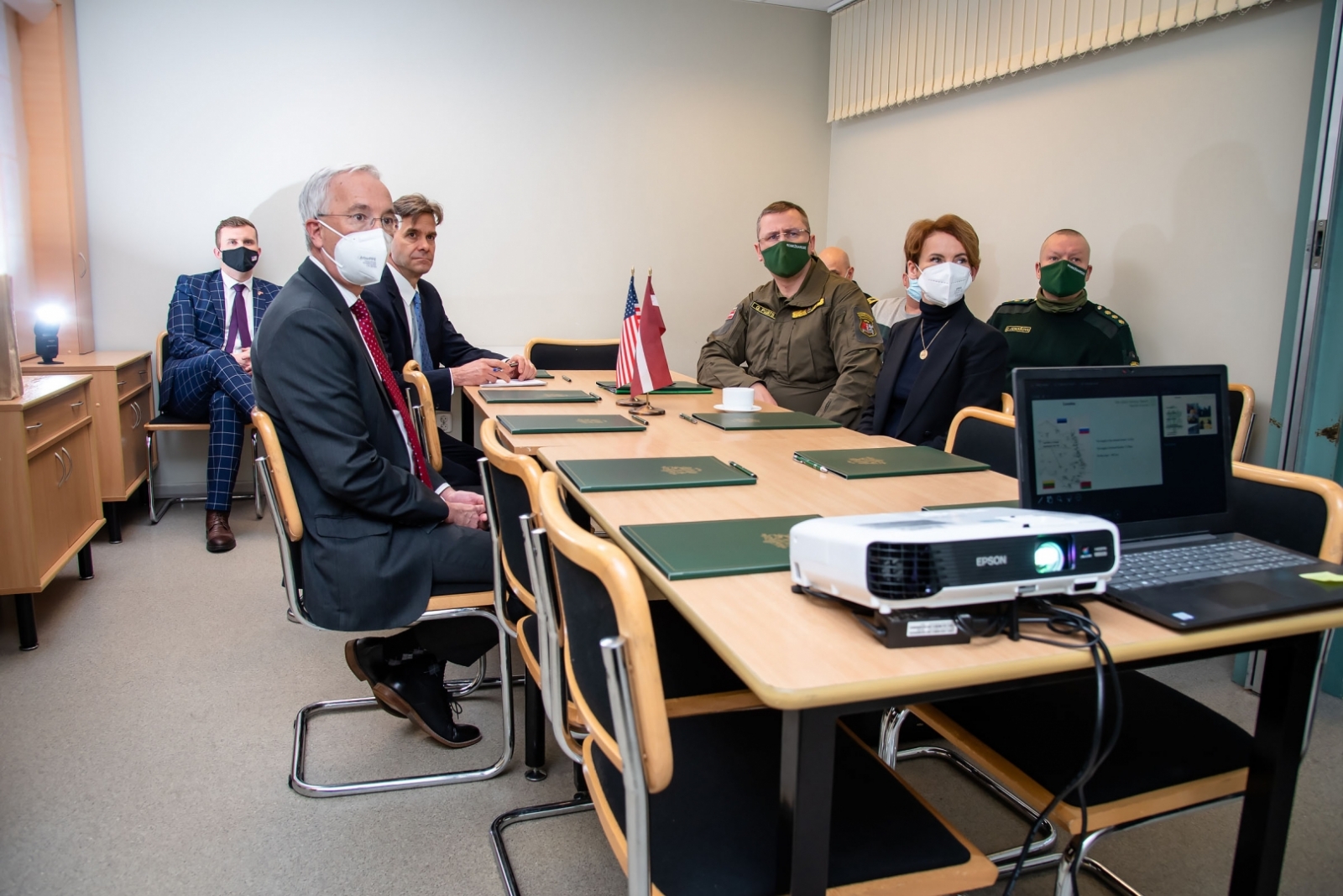 FOTO: ASV vēstnieks Latvijā uz robežas