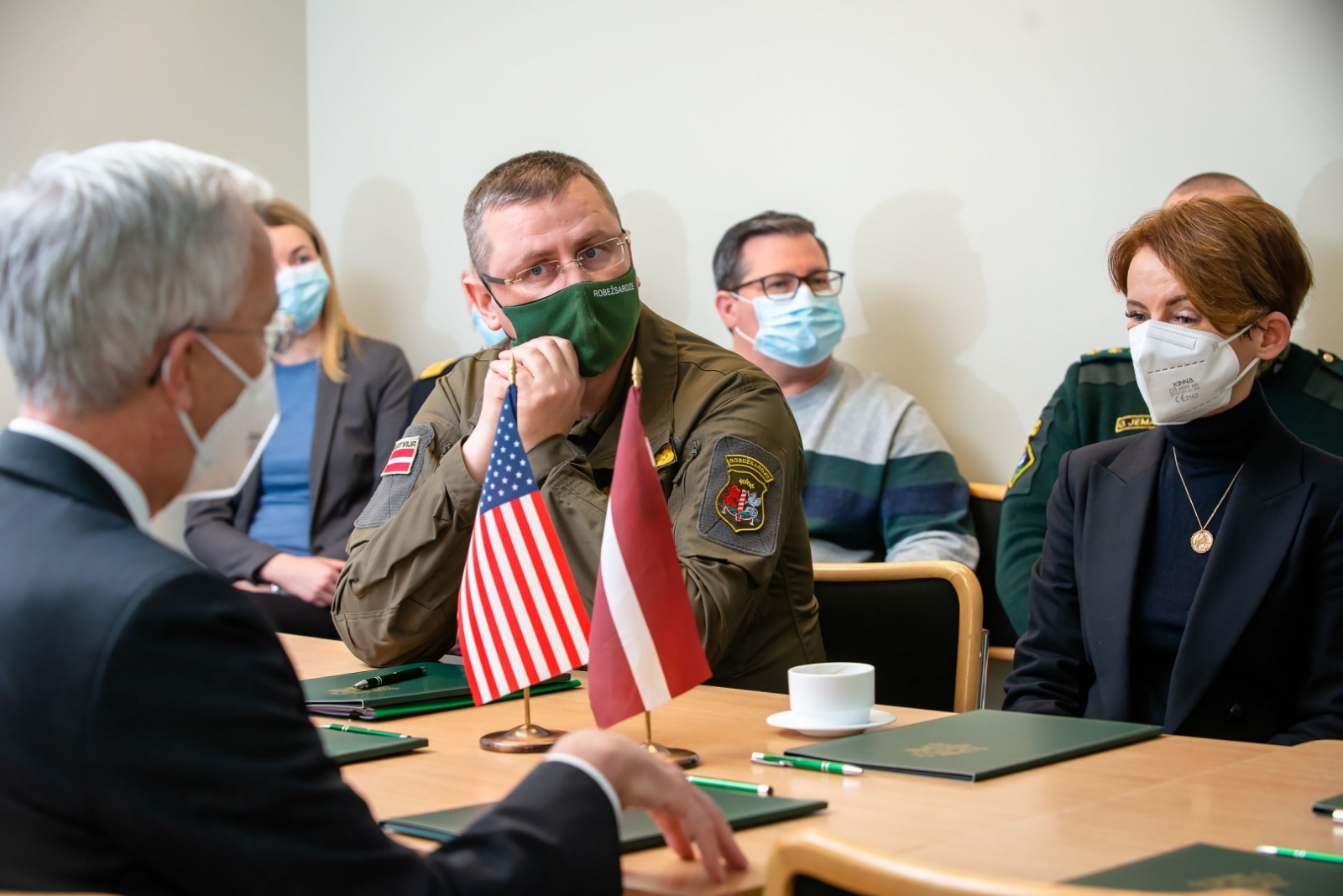 FOTO: ASV vēstnieks Latvijā uz robežas