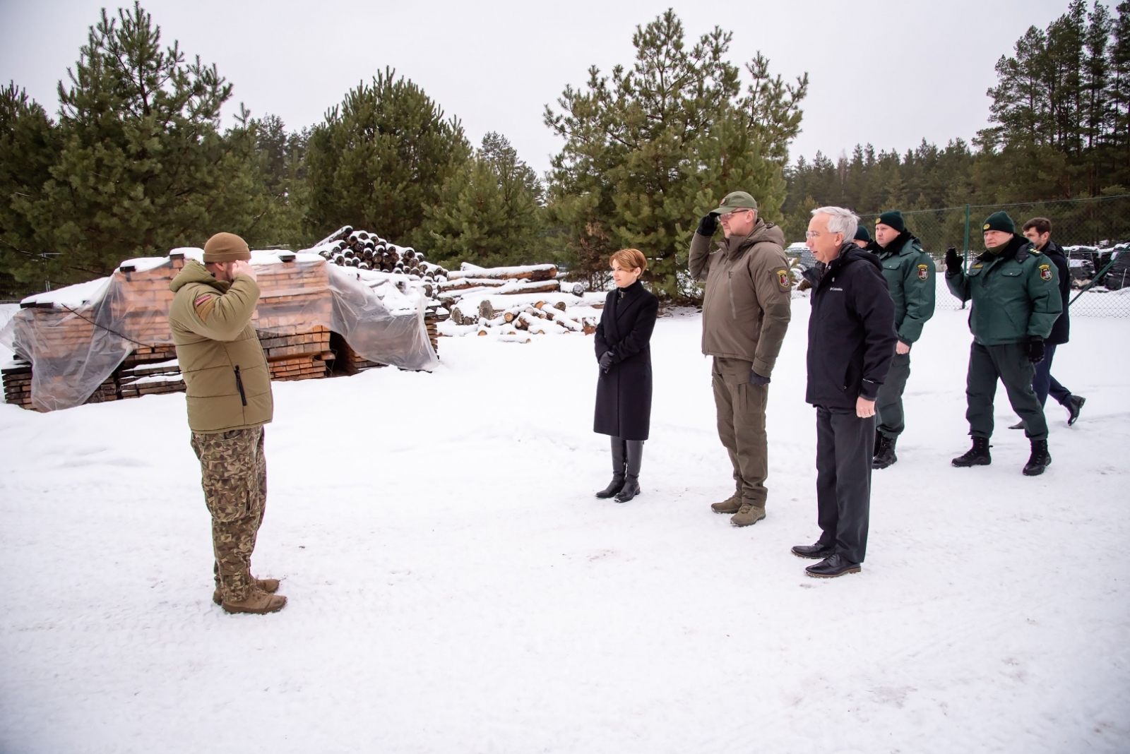 FOTO: ASV vēstnieks Latvijā uz robežas