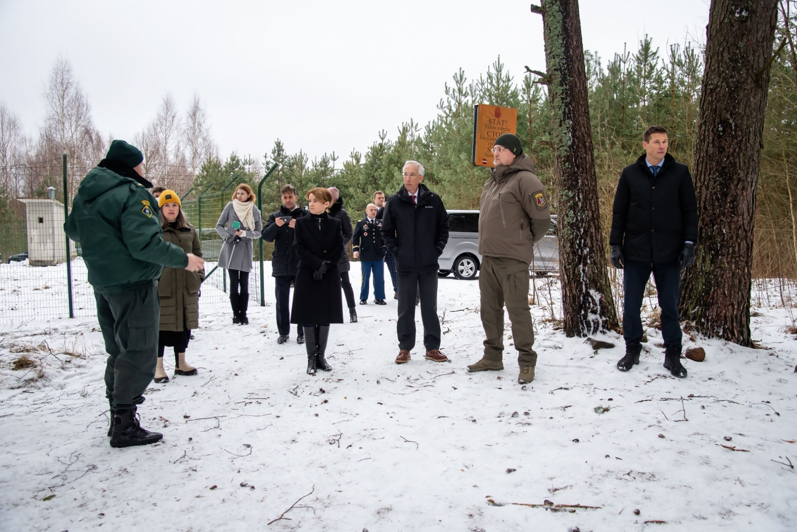 FOTO: ASV vēstnieks Latvijā uz robežas