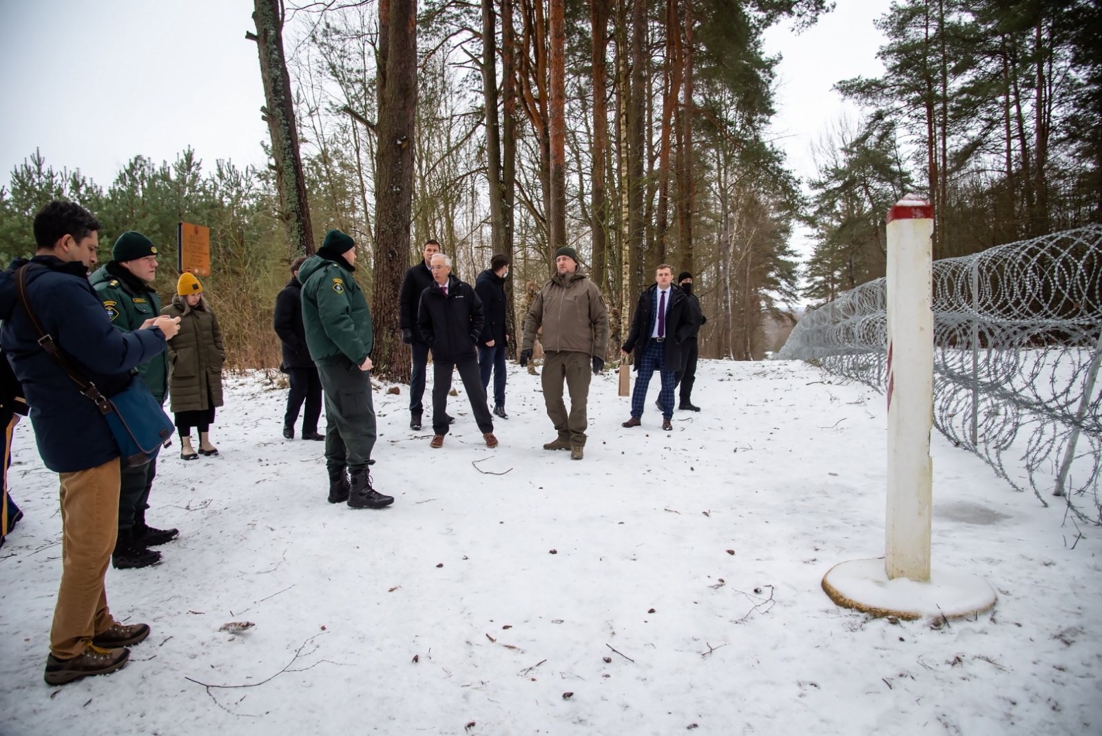 FOTO: ASV vēstnieks Latvijā uz robežas