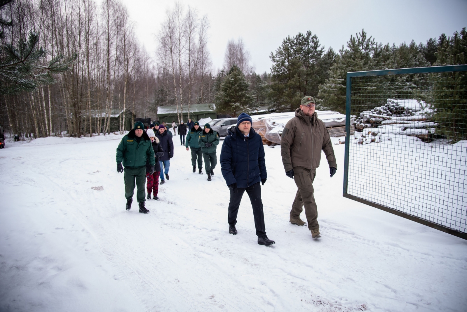 FOTO: Deputāti kopsēdē apmeklēja Latvijas-Baltkrievijas robežu