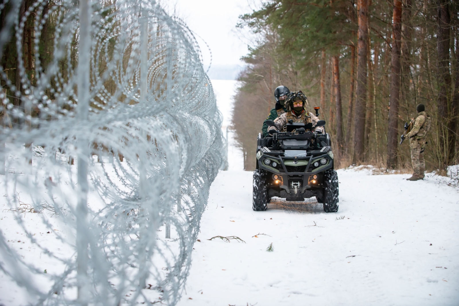 FOTO: ASV vēstnieks Latvijā uz robežas