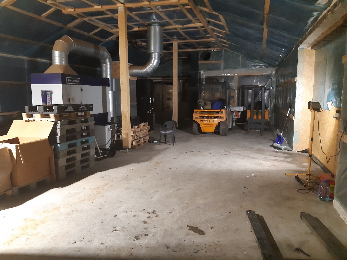 Par nelikumīgu tabakas izstrādājumu ražošanu un uzglabāšanu likumsargi aiztur piecas personas