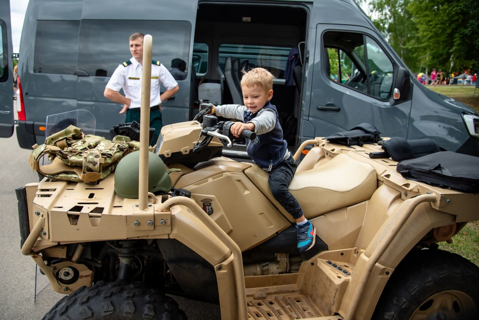 Valsts robežsardzes Daugavpils pārvaldes amatpersonas  piedalās Līvānu pilsētas svētkos