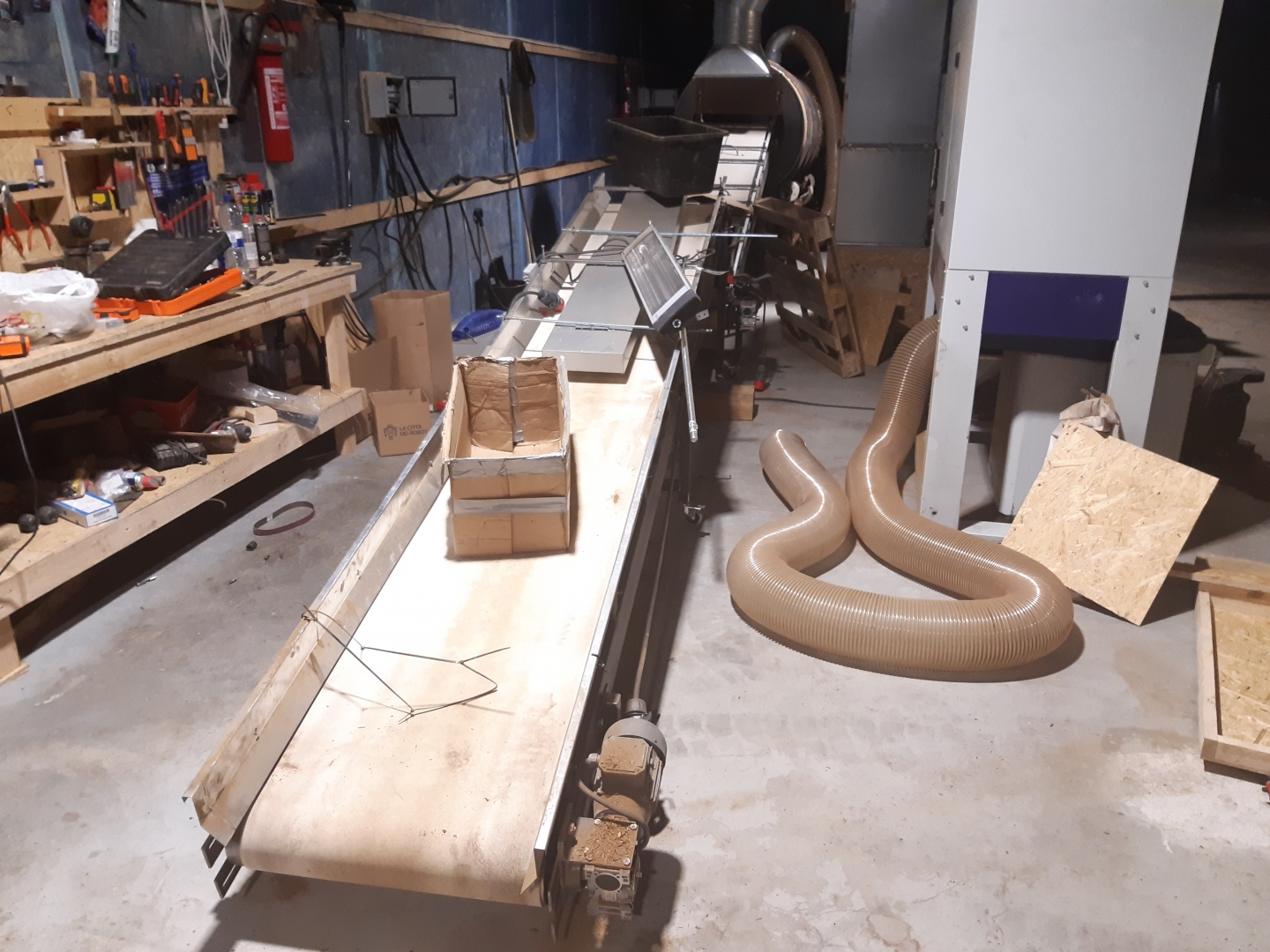 Par nelikumīgu tabakas izstrādājumu ražošanu un uzglabāšanu likumsargi aiztur piecas personas