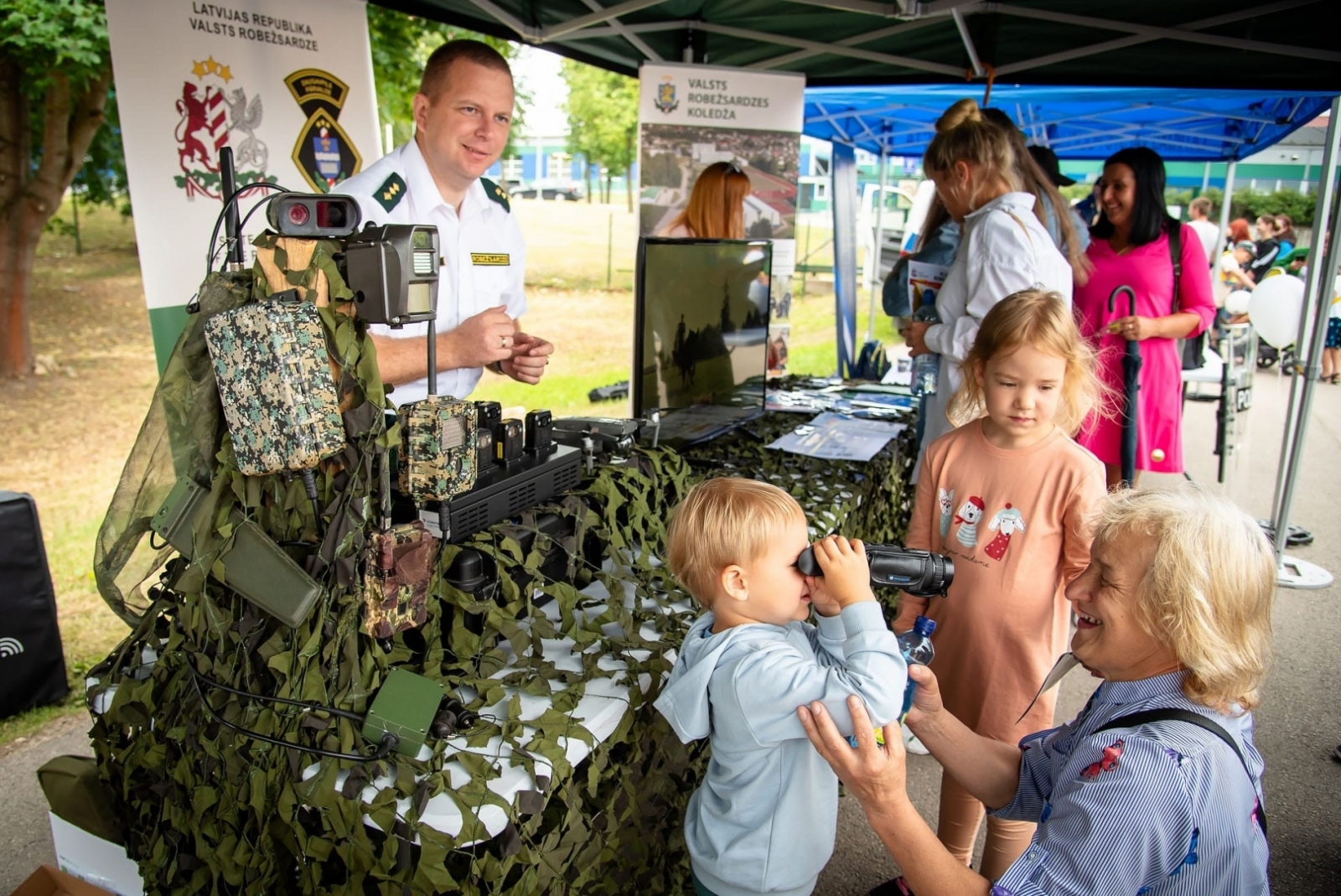 Valsts robežsardzes Daugavpils pārvaldes amatpersonas  piedalās Līvānu pilsētas svētkos