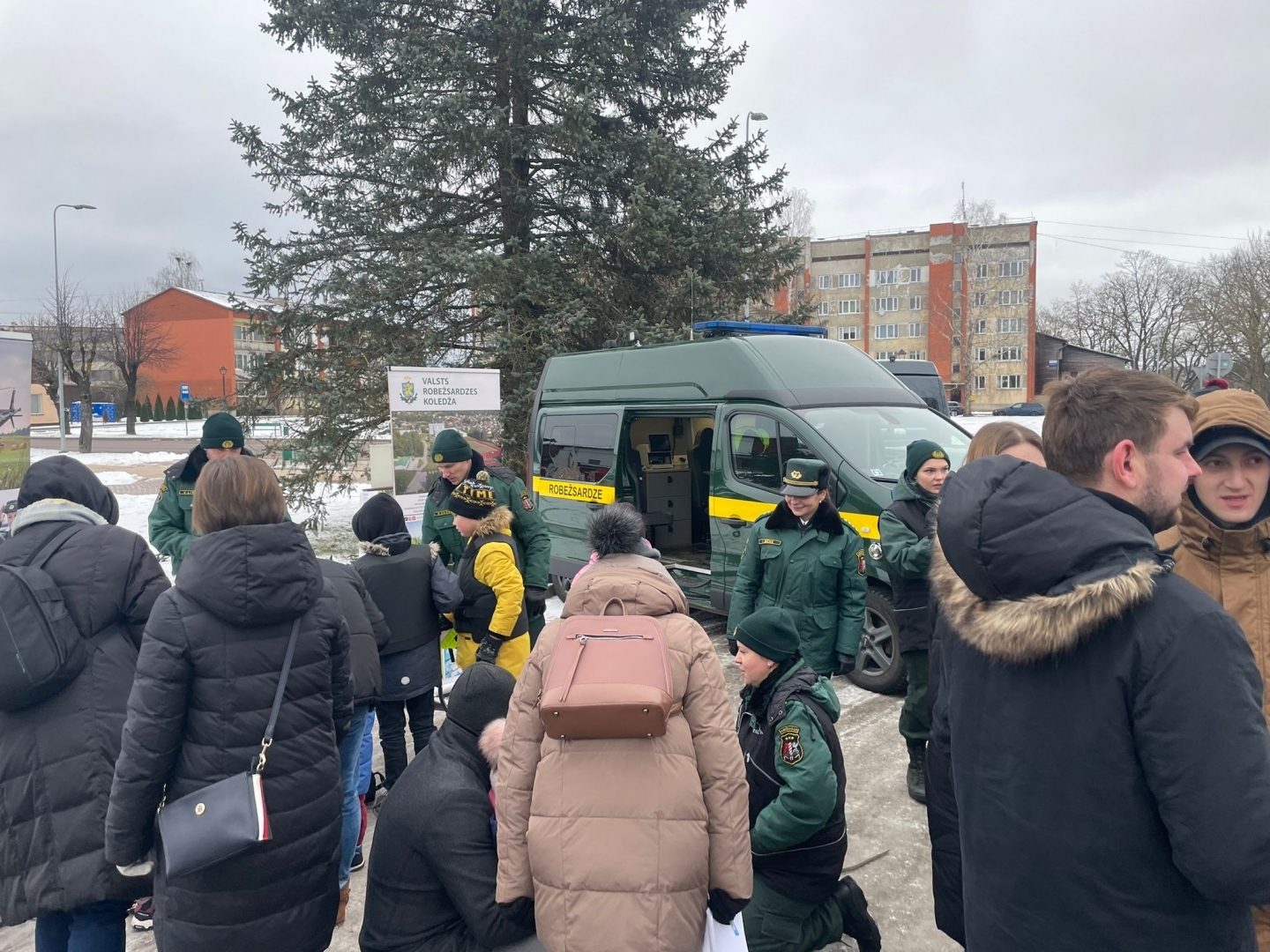 Valsts robežsardzes Daugavpils pārvaldes amatpersonas piedalījās interaktīvajā pasākumā “Vienā rindā”
