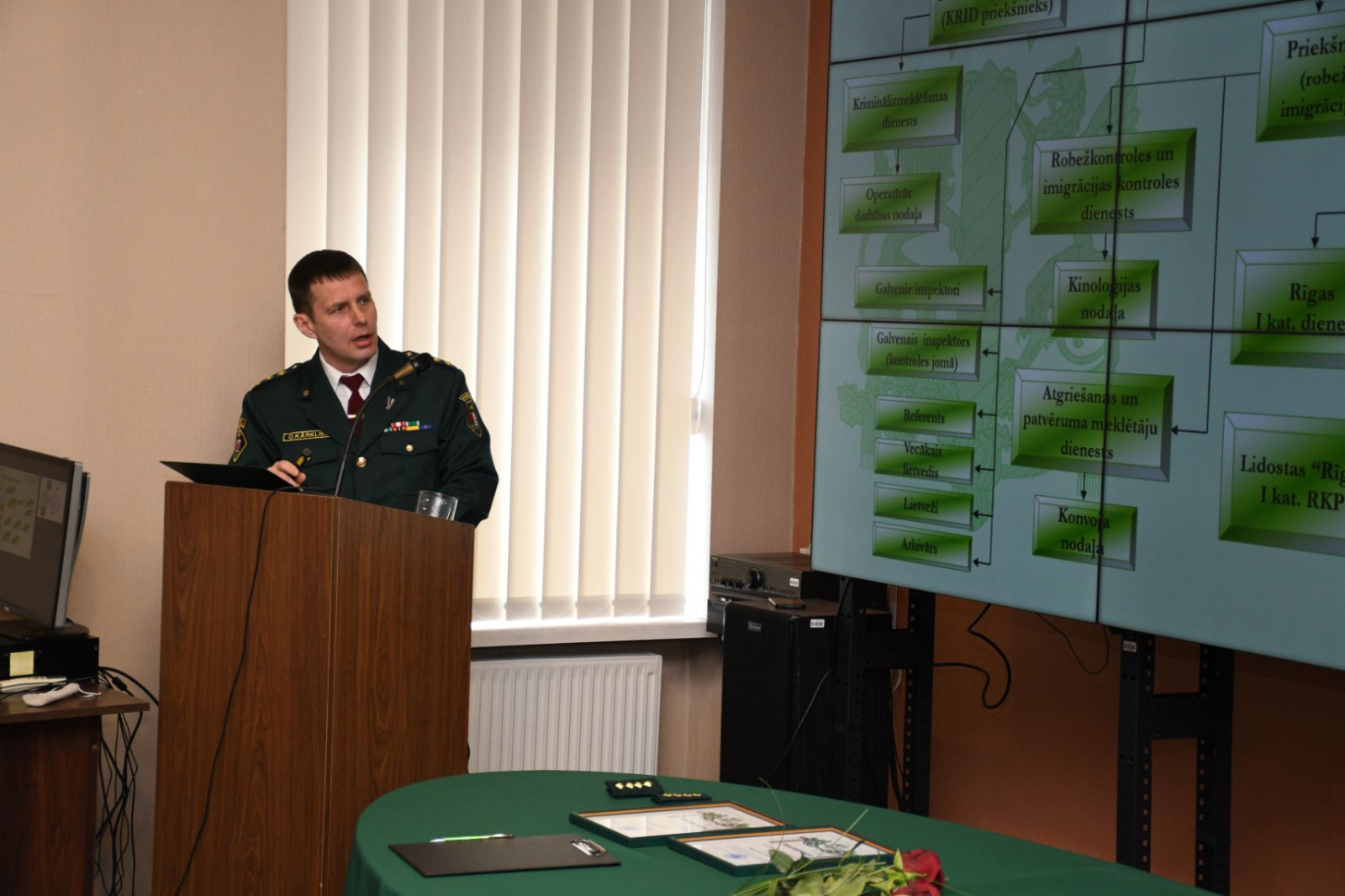 Pārvaldes priekšnieks vada sanāksmi