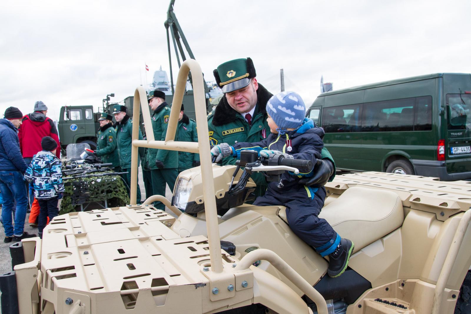 Foto: Latvijas dzimšanas dienai veltītie svētku pasākumi