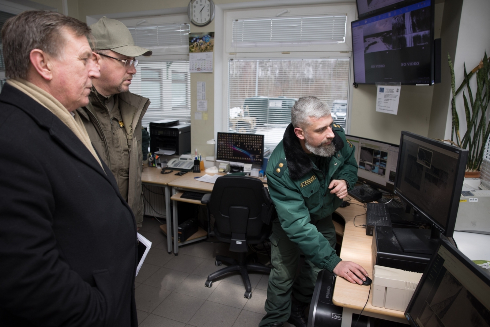 Valsts robežsardzes priekšnieks kopā ar Iekšlietu ministru apmeklē valsts robežu