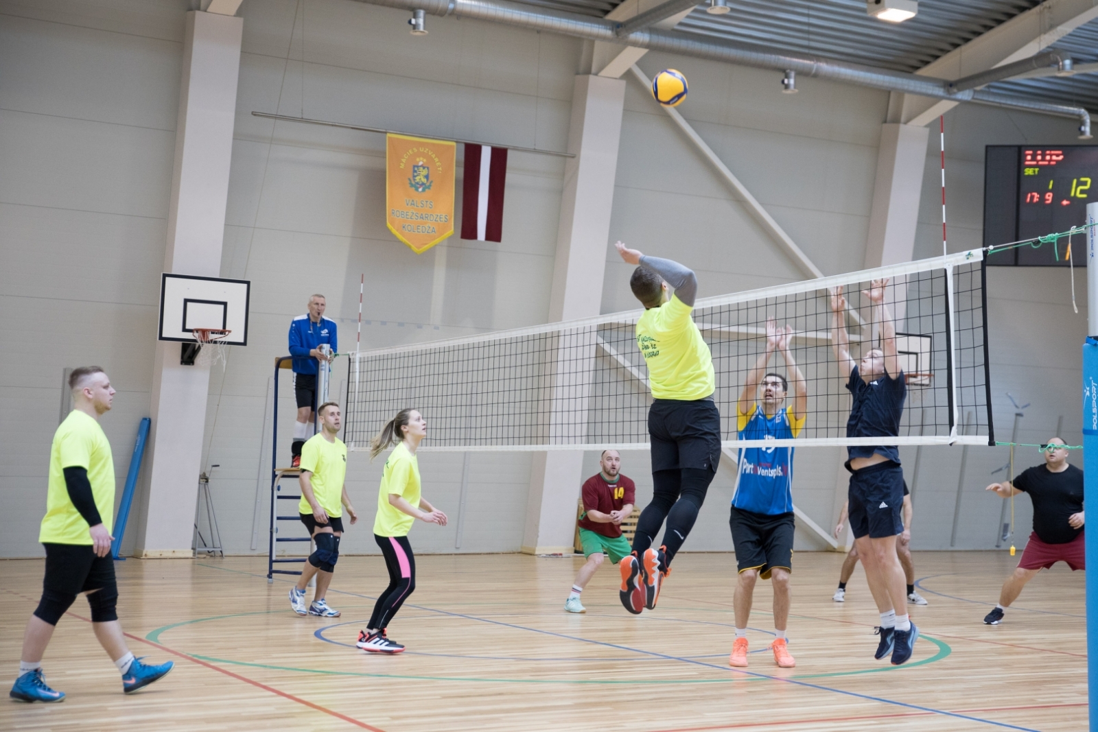 Valsts robežsardzes Daugavpils pārvaldes volejbolisti izcīna uzvaru volejbolā