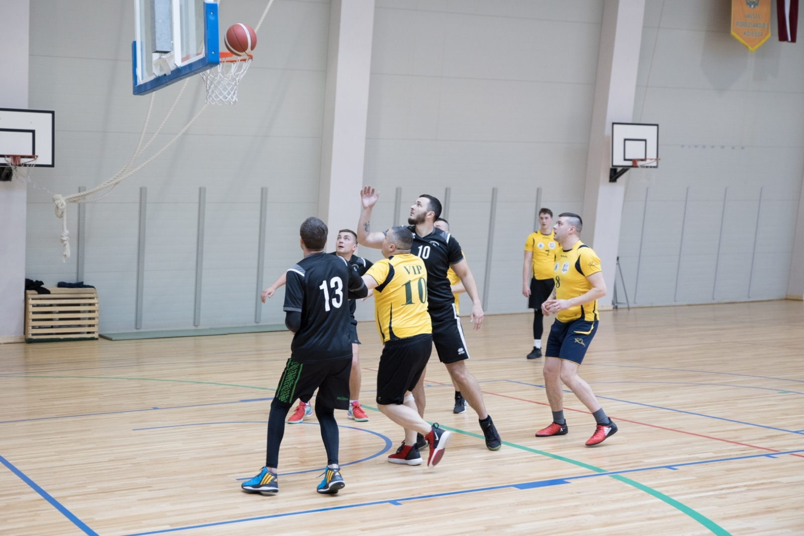 FOTO: Robežsargi spēlē basketbolu