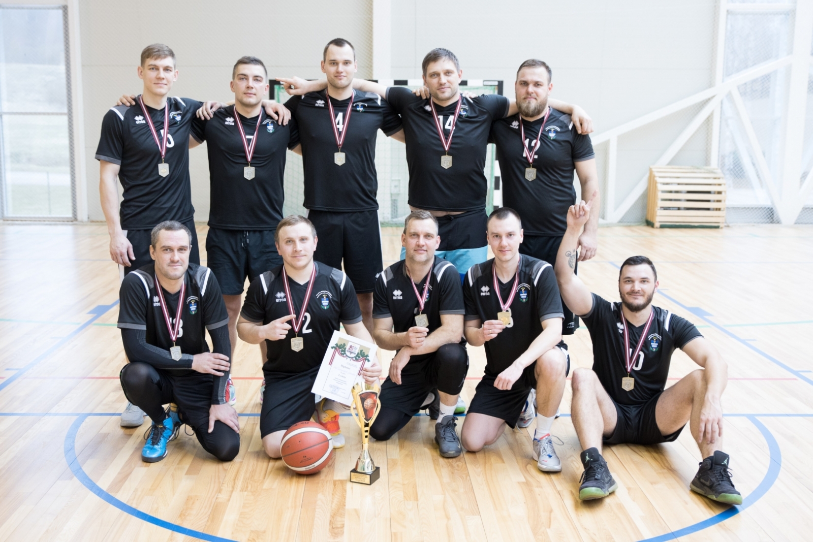 FOTO: Robežsargi spēlē basketbolu