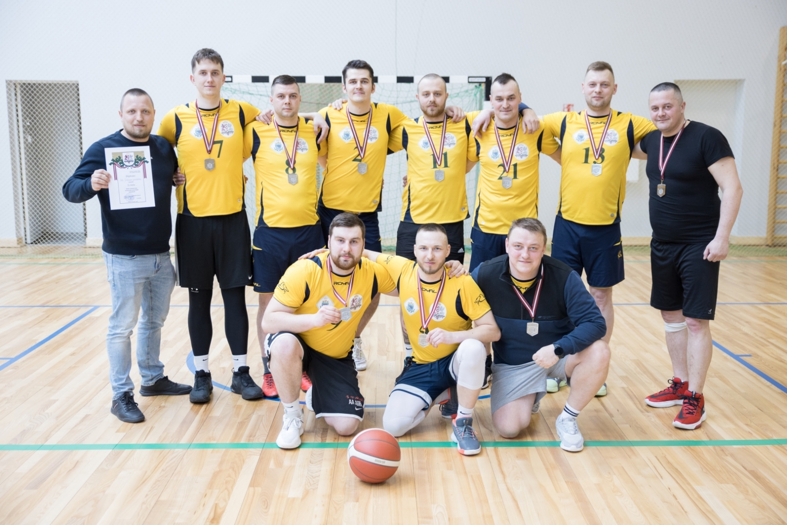 FOTO: Robežsargi spēlē basketbolu