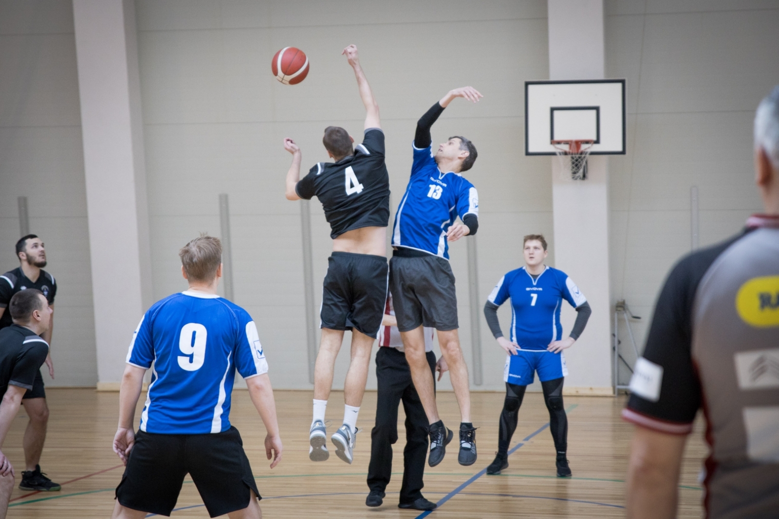 FOTO: Robežsargi spēlē basketbolu