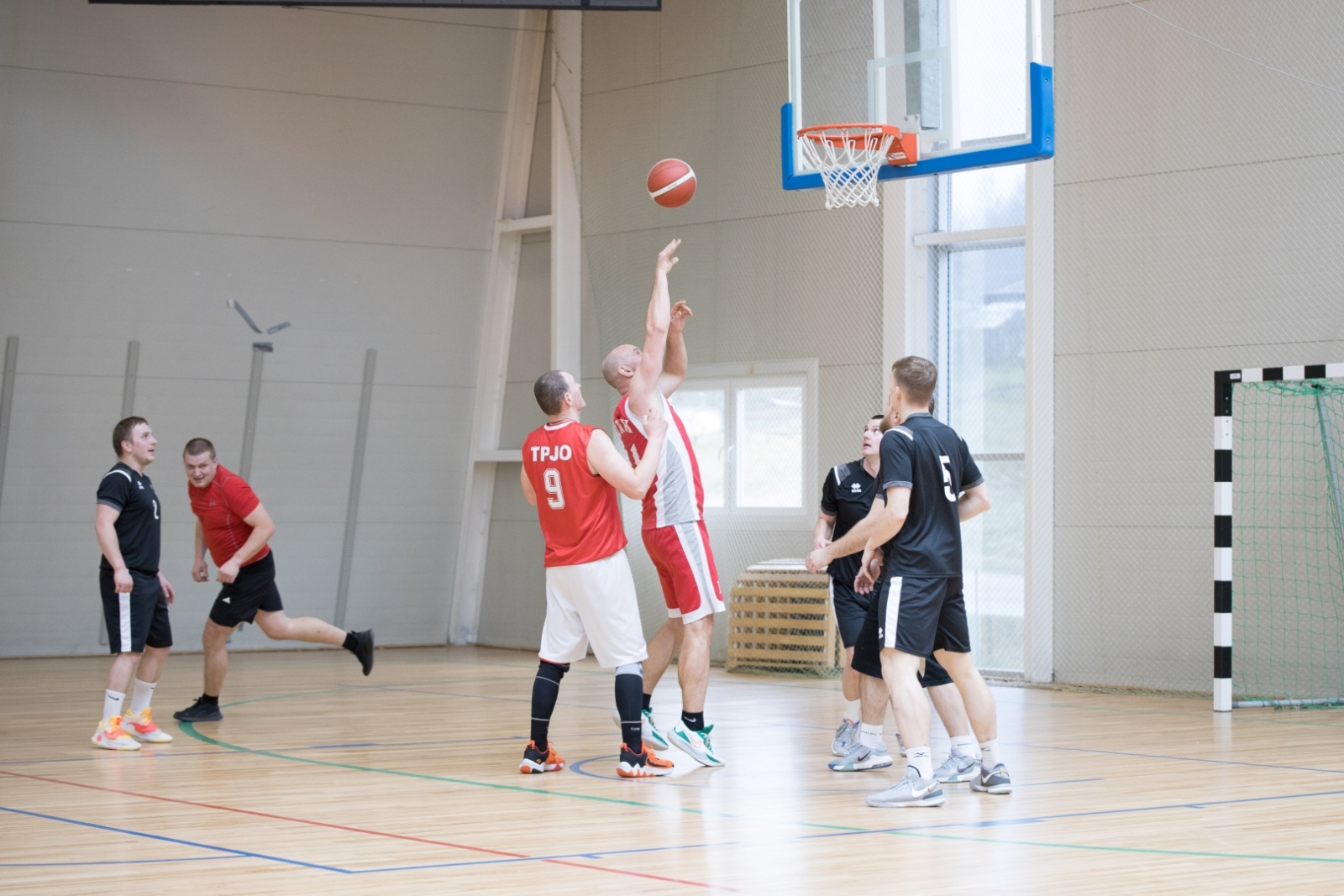 FOTO: Robežsargi spēlē basketbolu